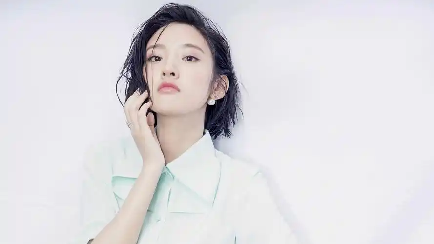 浅绿衬衫唐艺昕俏皮可爱写真高清桌面壁纸.