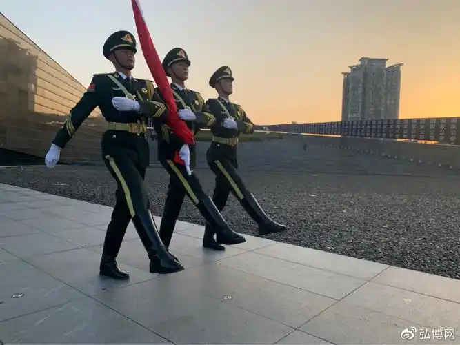 三名三军仪仗队的礼兵从纪念馆史料馆门口出发,步伐铿锵,他们沿着石板