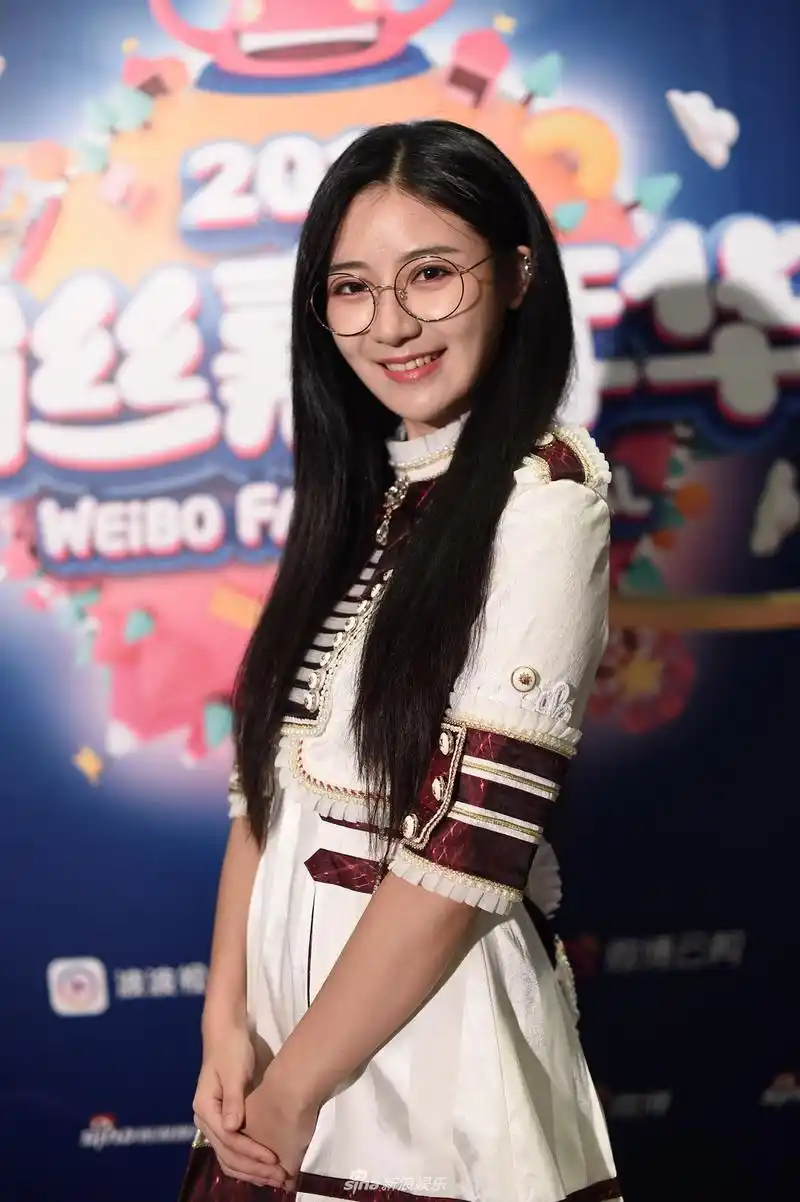 组图:粉丝嘉年华snh48李宇琪接受专访 天使微笑颜值爆表