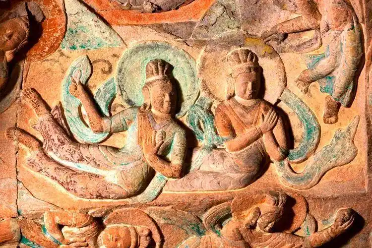 第7窟飞天北魏迁都洛阳后(494年),云冈石窟大规模的开凿活动虽然停止