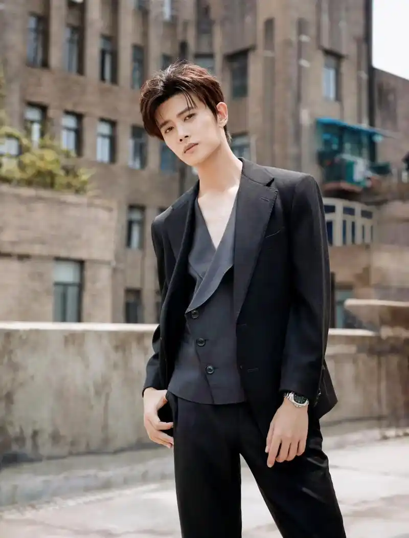 瑞士美度表品牌代言人任嘉伦 深v黑色西装又帅出了新高度#西 - 抖音