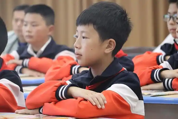 各位老师的课堂真的是精彩纷呈,看看我们的学生听的多认真啊.