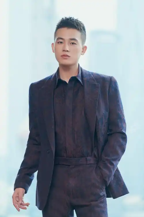 欧豪清爽帅气西装写真图片,欧豪图片-第4图