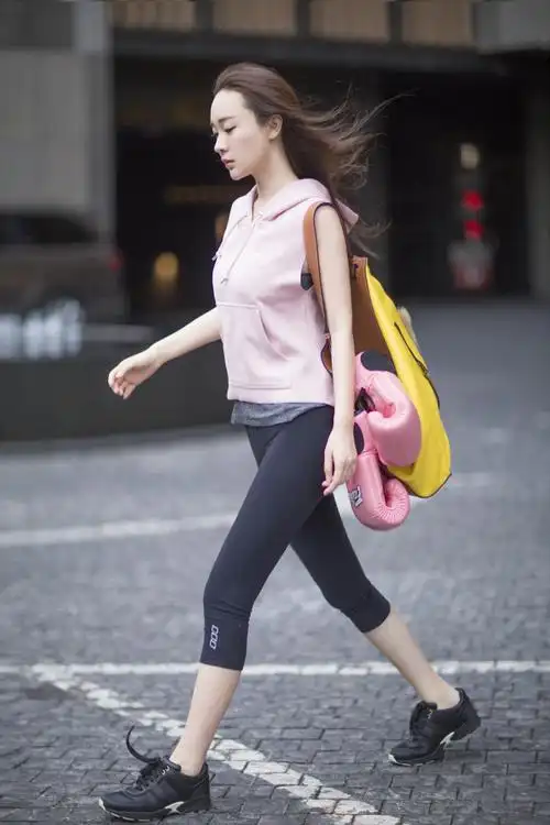 霍思燕运动系大片首曝光俏皮范儿玩转街头