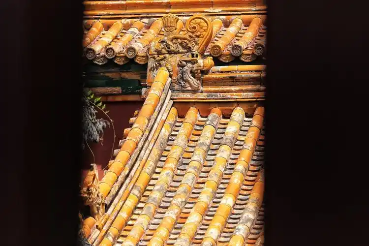 夏天的故宫没有冬日雪景后的唯美,但在蓝天的映衬下,红墙黄瓦仍是威严