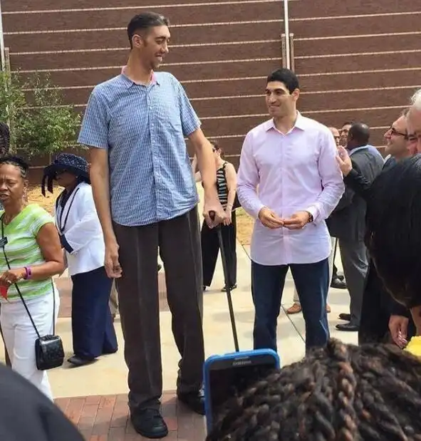 2米11坎特与2米5巨人同框,瞬间变得小鸟依人,一脸尬笑