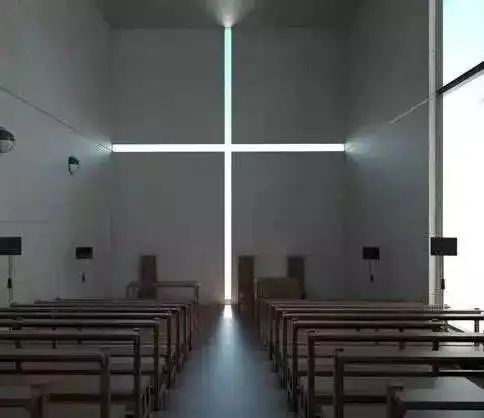 教堂,却因为设计师在其中一面墙上开了一个十字形的洞而营造出特殊的