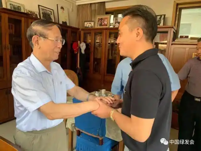 胡德平理事长与鸟王艾雅康谈生物多样性保护