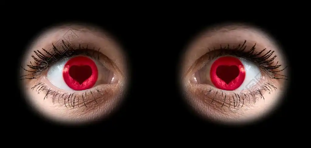 充满爱的女人眼睛在黑色的瞳孔的特写