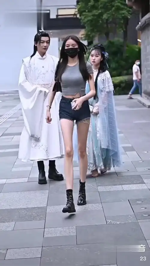 可能是腿爷不想吃这狗粮吧郭沁雪 腿爷170(处罚期) 汉服街拍-时尚视频