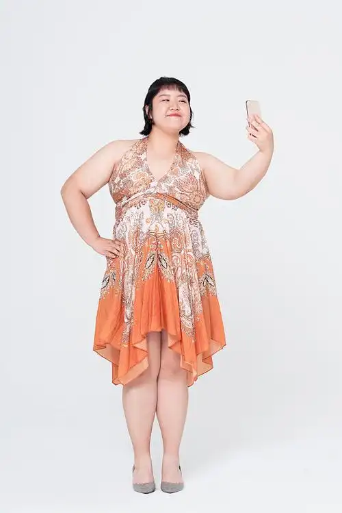 肥胖女子用智能手机自拍图片