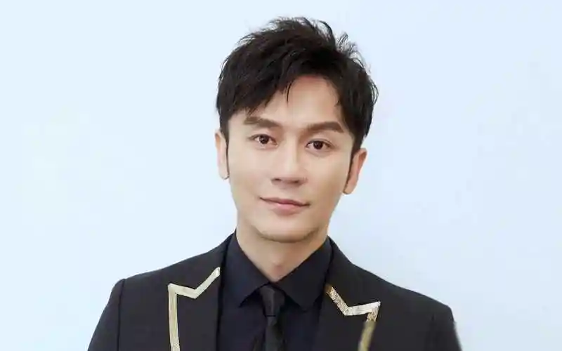 他与6位女友交往,每位都是美若天仙,从牛萌萌到李小璐,从张馨予到范