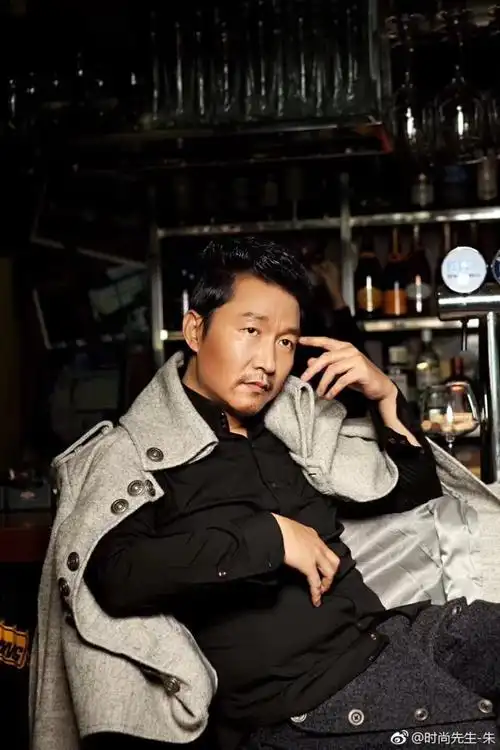 豪哥装起了文化人,西装革履黑社会气质不在,但依然是大哥