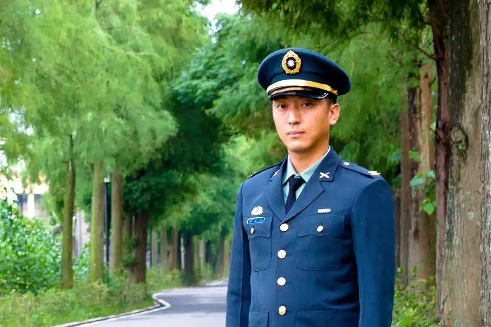 近日,台湾一名陆军军官在社交媒体发文宣布自己选择退伍,"台当局执政