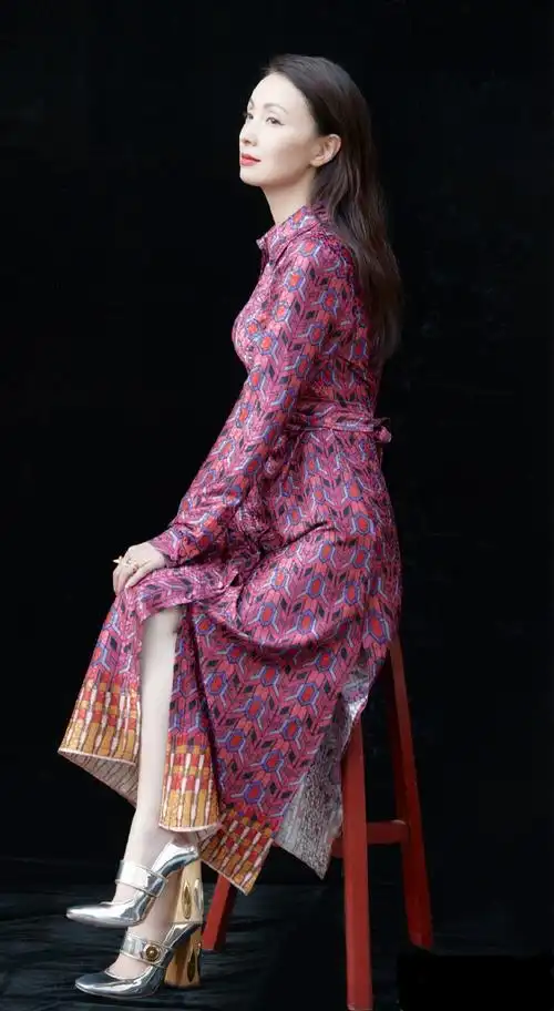 47岁小陶虹拍摄杂志,印花长裙搭配披肩长发,美得像从画里走出来一样