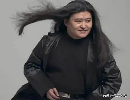 腾格尔,自然飘逸的大波浪长发,处处透着一个蒙古汉子的豪放与洒脱,一