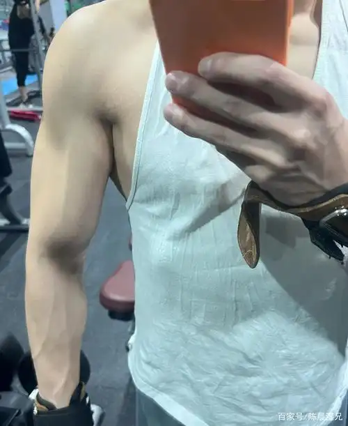 陕西小伙健身房努力拗姿势自拍翘臀被粉丝戏称人间柯基