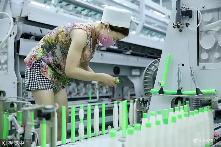 聊城:实拍40度高温车间纺纱女工 一年四季穿短袖