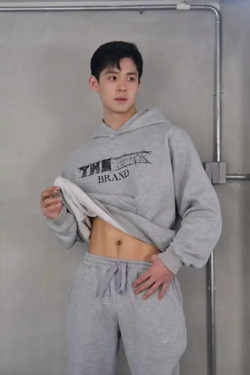 王之桜滿集超话男孩子guan关怎么样#帅哥##颜值##小鲜肉##腹肌