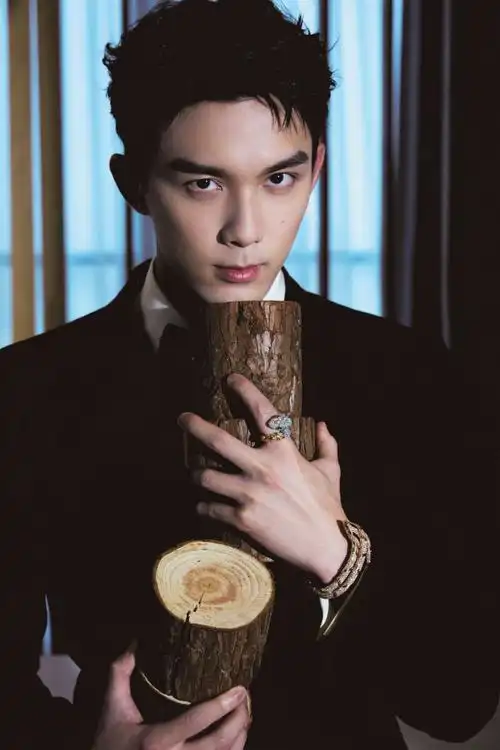 stars love bvlgari#  @吴磊leo佩戴bvlgari宝格丽高级珠宝作品亮相