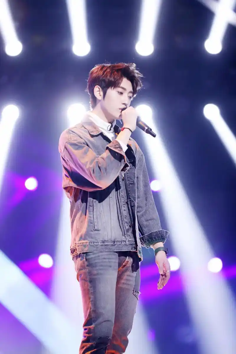 杨昊铭跨年夜《英雄上线》 "霸气"开启新一年