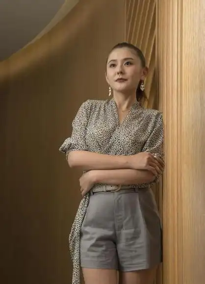 热依扎:可以批评我平胸没有腰,但不能阻止我穿衣少!