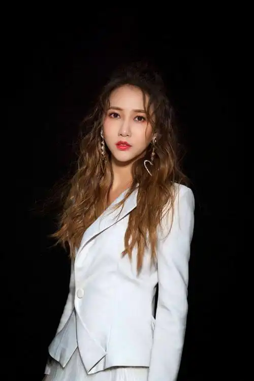 回顾有一种情商洼地叫做弦子19岁出道歌比人红不会说话是伤