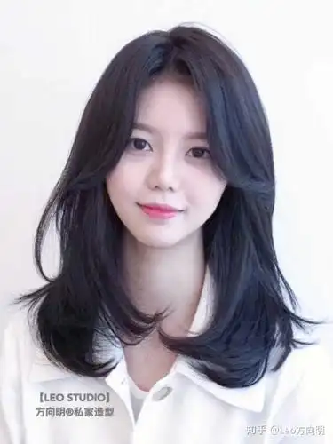 秋季健康烫长卷发造型