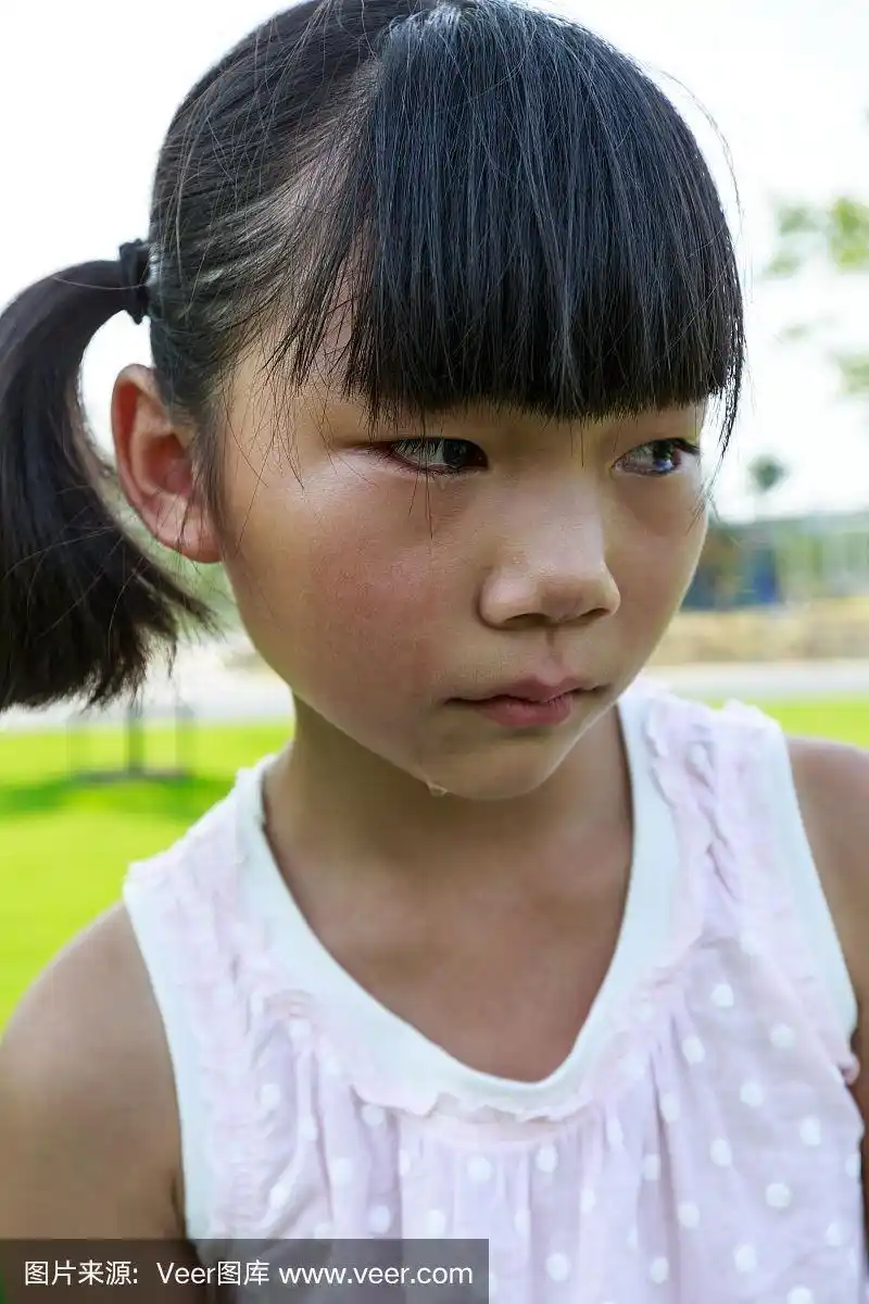 东方小女孩哭泣的面部表情