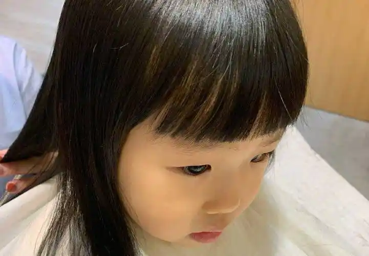 伊能静女儿米粒过生日,低头许愿的样子超像秦昊.夫妻俩的祝福超暖心