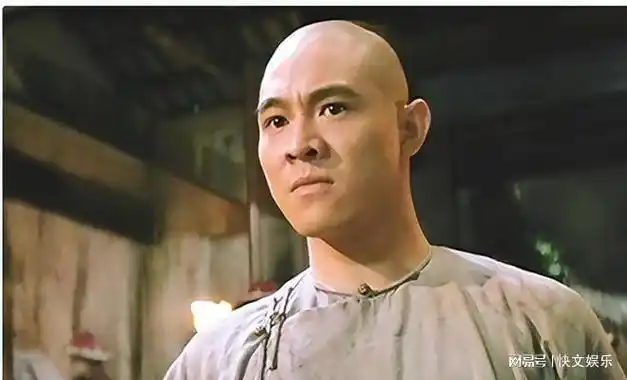 61岁李连杰苍老认不出!与巅峰时期判若两人,娇妻利智也美貌不再