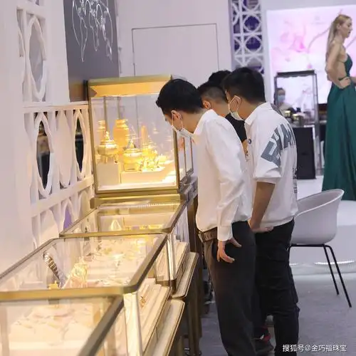深圳国际珠宝展,国际模特演绎金巧福珠宝