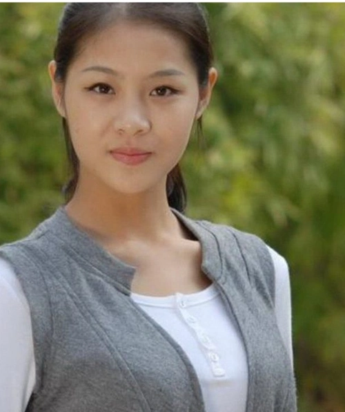 能够算是丰厚的,娶了四任老婆,目前有三个女儿了这是第一任妻子齐丹