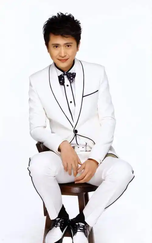 杨帆抵达沈阳为主持分会场春晚做准备,老同事张蕾第一时间道贺_友情