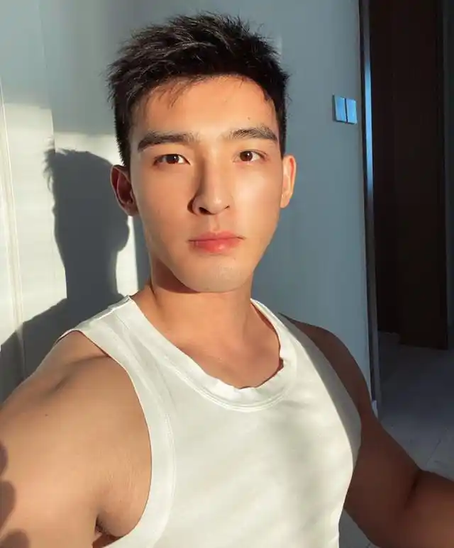 把刘海上扬会显得特别潇洒2020年的男生发型,短发依然是比较受欢迎的