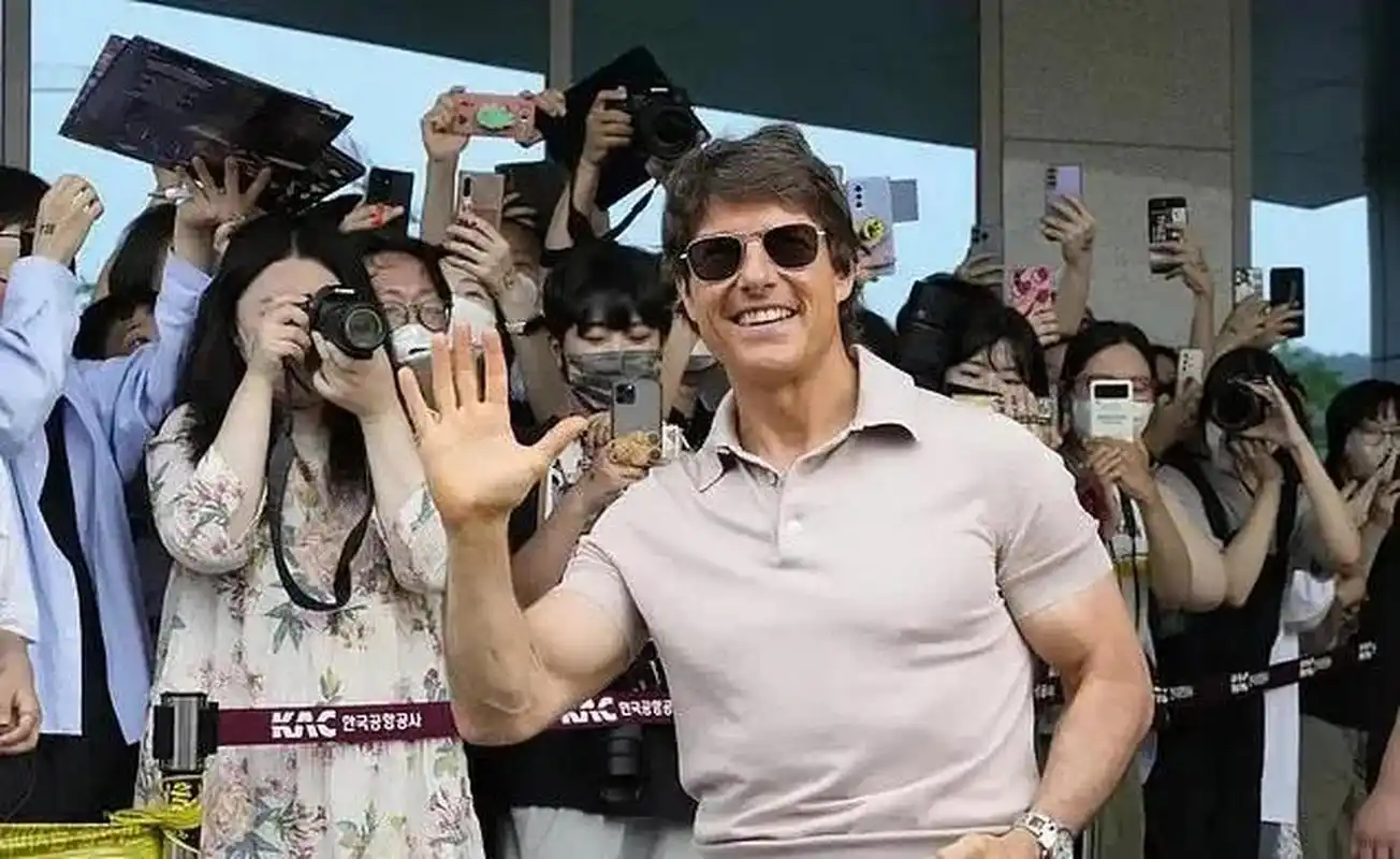 克鲁斯的手臂肌肉,要把t恤撑爆了,不过身材走样,挡不住岁月得洗礼.