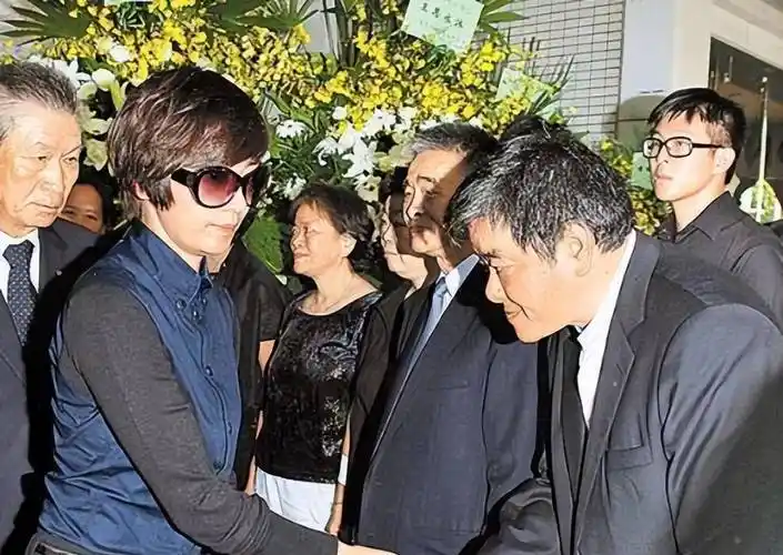 看到这儿,张安乐内心那股被压抑的"正义"再次被激发.