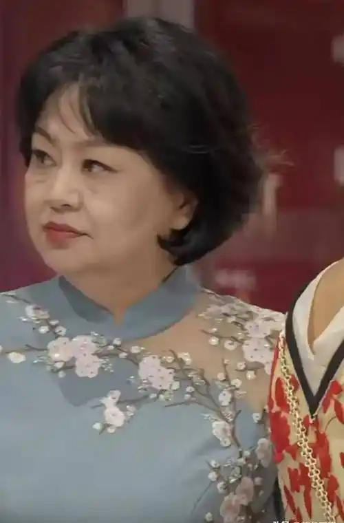 58岁鞠萍近照曝光!脸部变化巨大一脸凶相,知情人透露其两幅面孔_网友_