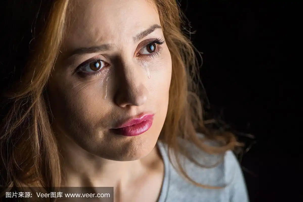 年轻的女人哭