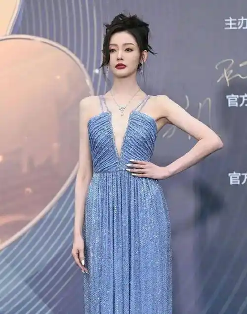 张天爱红毯擦泪竟是情变,美是美,可她真的也太瘦了