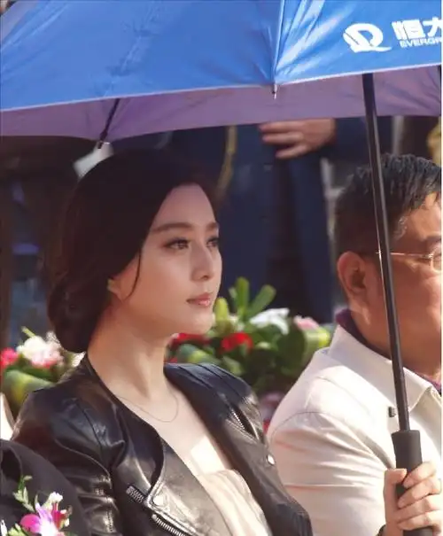 在恒大的各种活动上,频频能看到范冰冰的身影.