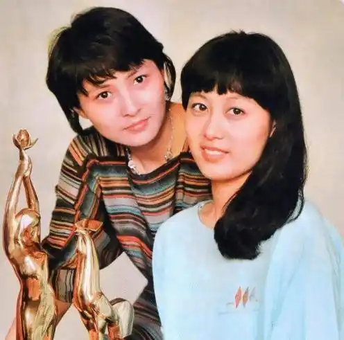 吴玉芳:嫁"乒乓王子"江嘉良隐退生两女,恩爱34年,幸福美满_表演_电影