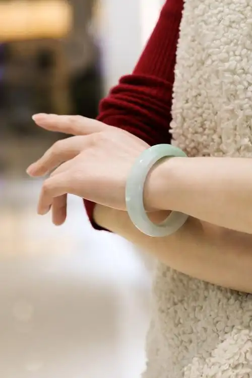 美女戴翡翠手镯图片,翡翠手镯图片欣赏图片-图片大观-奇异网