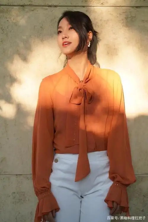 照片中朱丹笑容甜美,少女气息十足.