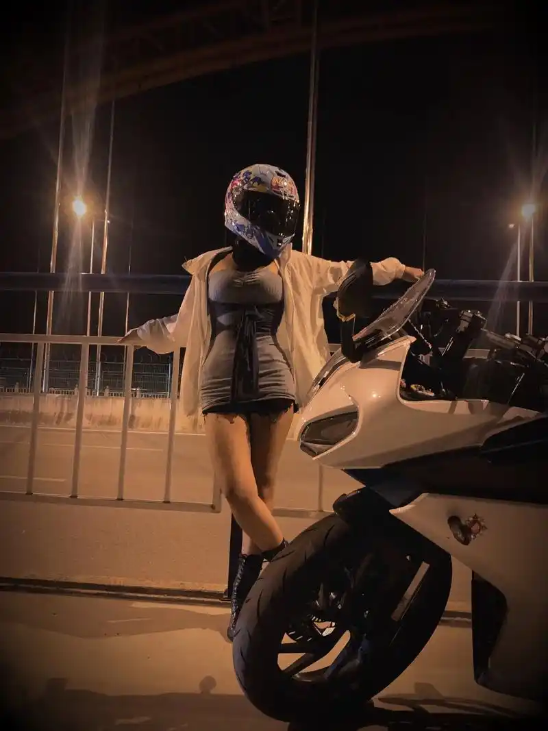 机车 #女骑   无数个睡不着的夜晚我都在想是不是我太糟糕 - 抖音