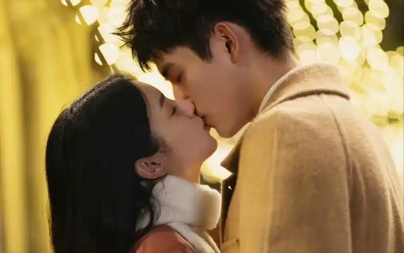 陈飞宇x周也:倒数说爱你吻戏亲到脖子扭伤