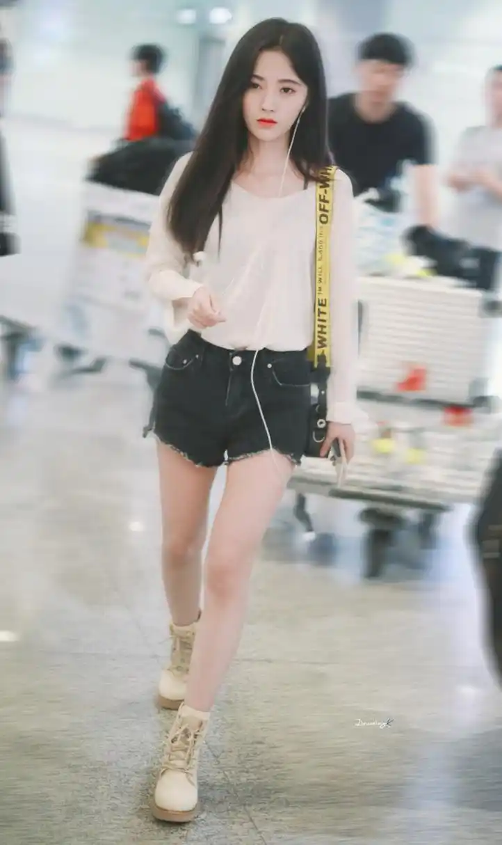 鞠婧祎牛仔短裤玩游戏,可爱清纯#明星生图大赏