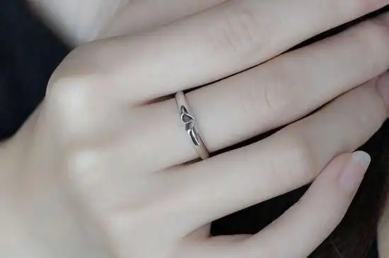 戒指,男方可以将戒指戴在左手中指上,而女方则是将戒指戴在右手中指上