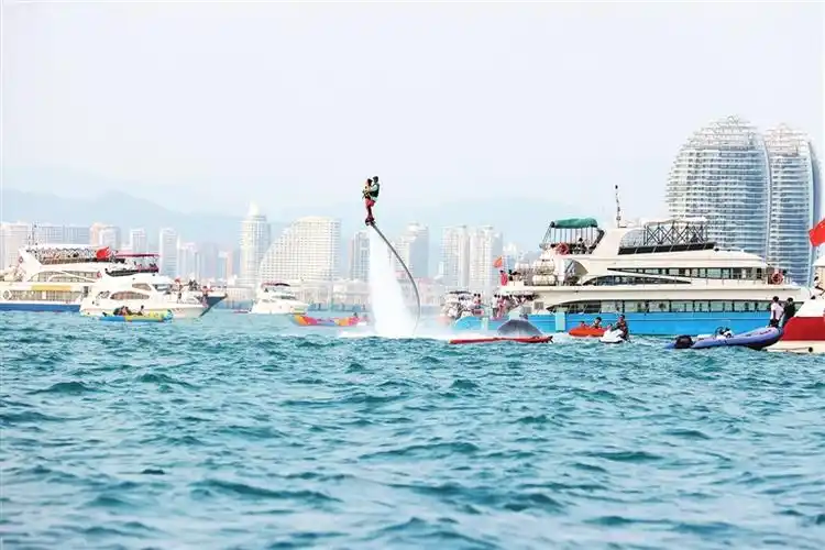 在三亚半山半岛海域,游客乘游艇体验水上项目.