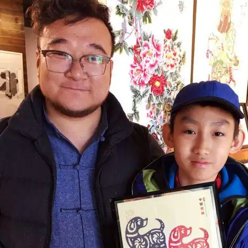 世家第四代传人周利伟进行《中国蔚县剪纸》主题文化非遗走进美术馆